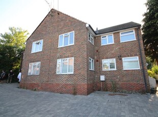 Flat to rent in Hunter Road, Guildford GU1
