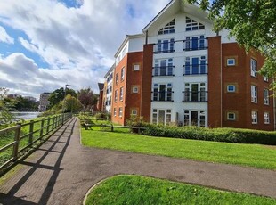 Flat to rent in Kennet Walk, Reading RG1