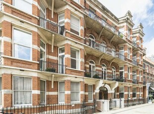 Flat to rent in Kensington Court, London W8