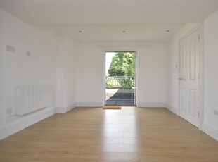 Flat to rent in Lansdown, Stroud, Gloucestershire GL5