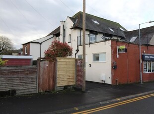 Flat to rent in Lea Gate Close, Bolton BL2