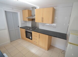 Flat to rent in Ley Street, Ilford IG1