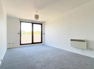 Flat to rent in London Road, Patcham, Brighton BN1