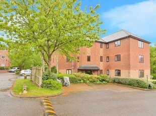 Flat to rent in Millers Rise, St Albans, Herts AL1