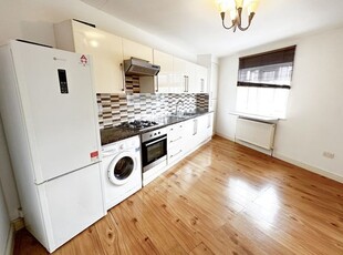 Flat to rent in Old Mill Parade, Romford RM1