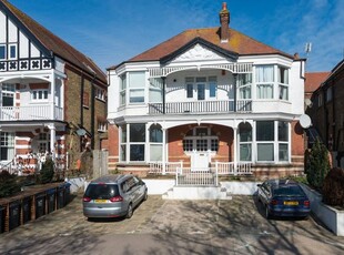 Flat to rent in Park Road, Ramsgate CT11