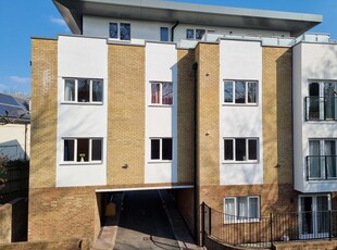 Flat to rent in Princes Road, Redhill RH1