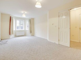 Flat to rent in Pump, Place, Old Stratford MK19