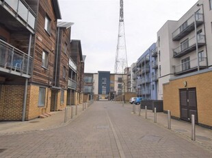 Flat to rent in Quayside Drive, Colchester CO2