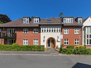 Flat to rent in Queens Lodge, Highcroft Road, Winchester SO22
