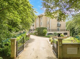 Flat to rent in Regents Drive, Woodford Green IG8
