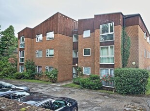 Flat to rent in Roslyn Court, Woking GU21