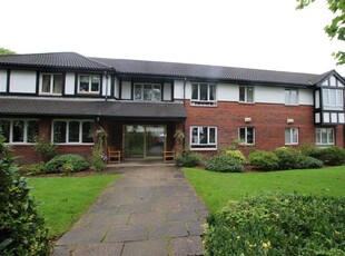 Flat to rent in Rydal Court, Kingsbury Avenue, Bolton BL1