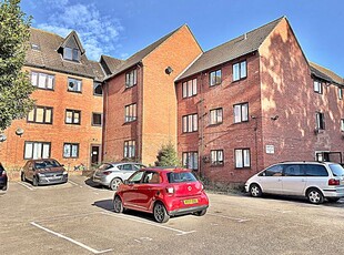 Flat to rent in Shakespeare Road, Bedford MK40