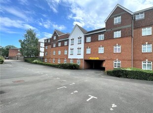 Flat to rent in Silchester Court, Ashford TW15