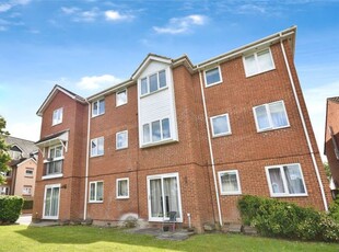 Flat to rent in Sovereign Court, Willow Road, Aylesbury, Buckinghamshire HP19