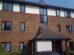 Flat to rent in St. James Lane, Greenhithe DA9