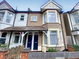 Flat to rent in St Marys Road, Southend On Sea SS2