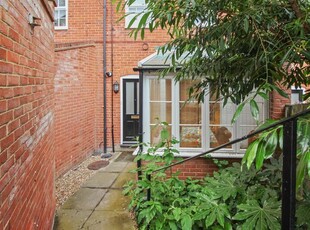 Flat to rent in Station Road West, Canterbury CT2
