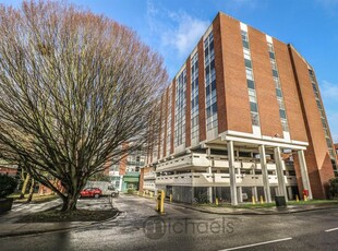 Flat to rent in Stuart House, St. Peters Street CO1