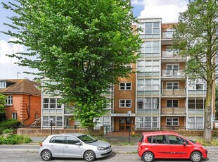 Flat to rent in The Drive, Hove BN3