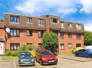 Flat to rent in The Drive, Langley, Slough SL3