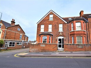 Flat to rent in Victoria Road, Swindon SN1