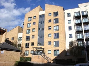 Flat to rent in Victoria Way, Horsell, Woking GU21