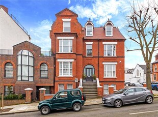 Flat to rent in Willoughby Road, Hampstead, London NW3