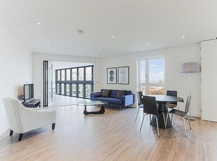 Flat to rent in Wiverton Tower, New Drum Street, Aldgate, London E1