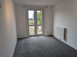 Maisonette to rent in High Trees Close, Redditch B98
