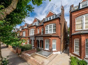 Maisonette to rent in Kings Avenue, Muswell Hill, London N10