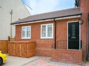 Maisonette to rent in Langley Road, Watford, Hertfordshire WD17