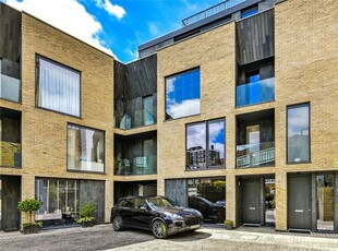 Mews house for sale in Cotswold Mews, London SW11