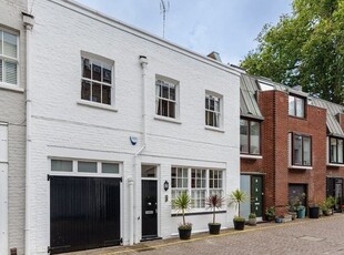 Mews house for sale in Queens Gate Mews, London SW7