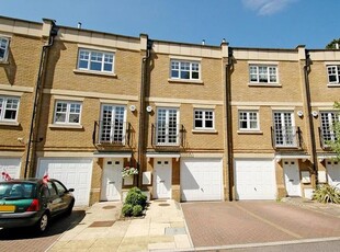 Mews house to rent in Duchess Court, Oatlands Drive KT13