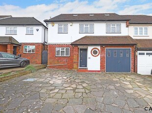 Property to rent in Dickens Rise, Chigwell IG7