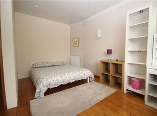 Property to rent in Walnut Tree Close, Guildford, Surrey GU1