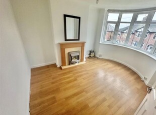 Semi-detached house to rent in Strathmore Avenue, Luton LU1