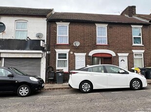 Terraced house to rent in High Town Road, Luton LU2