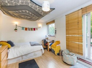 Terraced house to rent in Maroon Street, London E14