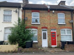 Terraced house to rent in Mead Road, Gravesend DA11