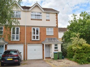 Town house to rent in Danesfield Close, Walton-On-Thames KT12