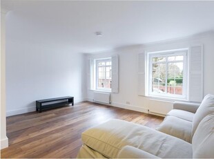 Town house to rent in Grove Park, London SE5