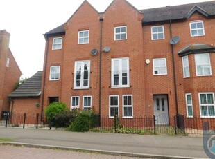 Town house to rent in West Lake Avenue, Peterborough PE7