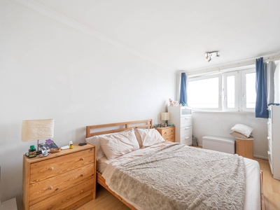 Flat in Queensdale Crescent, Holland Park, W11