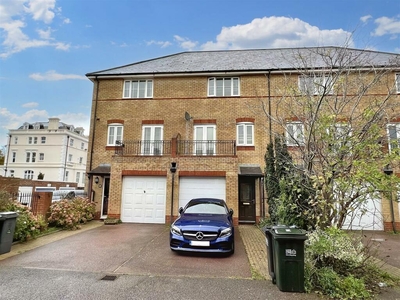 3 bedroom town house for sale in Avenue Lane, Eastbourne, BN21