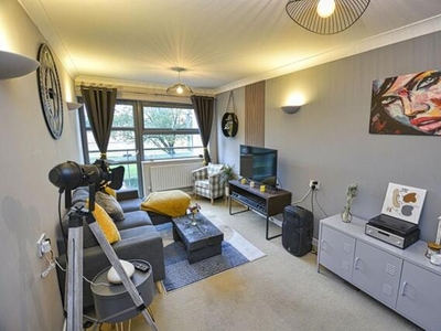 1 Bedroom Flat For Sale In Blenheim Road, Epsom