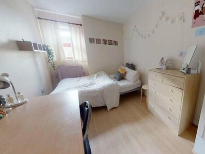 3 Bedroom Apartment For Rent In Belle Vue Road, Hyde Park