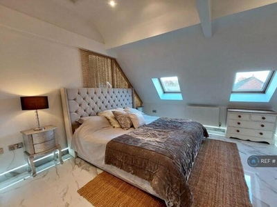3 Bedroom Penthouse For Rent In Shirley, Solihull